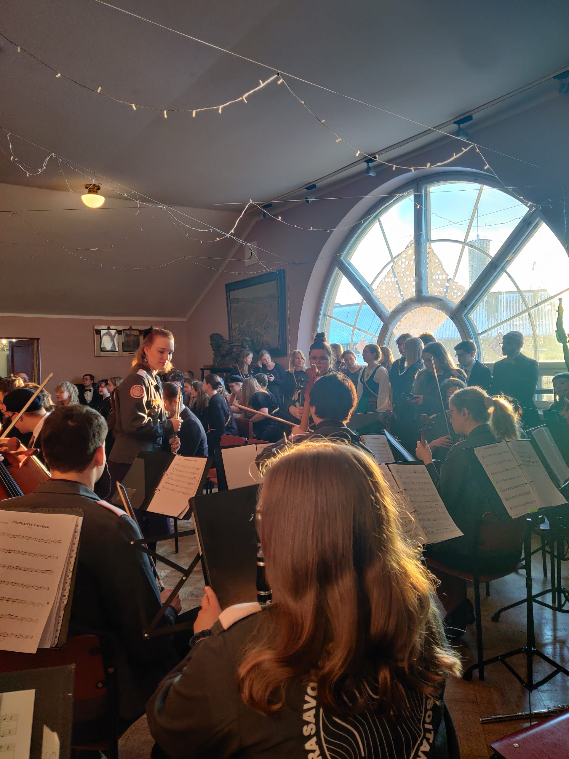 Orkesteri valmistautumassa soittoon